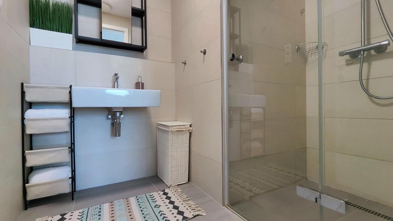 Beautiful 1 - Bedroom Apartment In Downtown Bratislava Exteriör bild